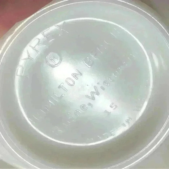 Vintage milk glass Pyrex  Hamilton Beach small mixing bowl with spout - Picture 6 of 9